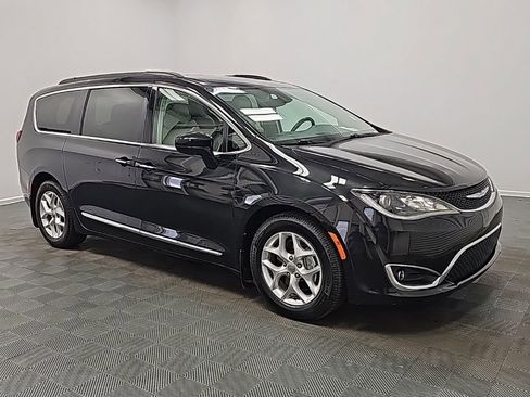 Used 2017 Chrysler Pacifica Touring-L w/ Tire & Wheel Group image 1