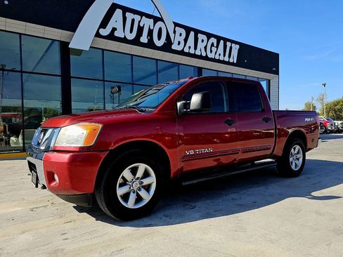 Used 2014 Nissan Titan SV w/ SV Premium Utility Package image 2