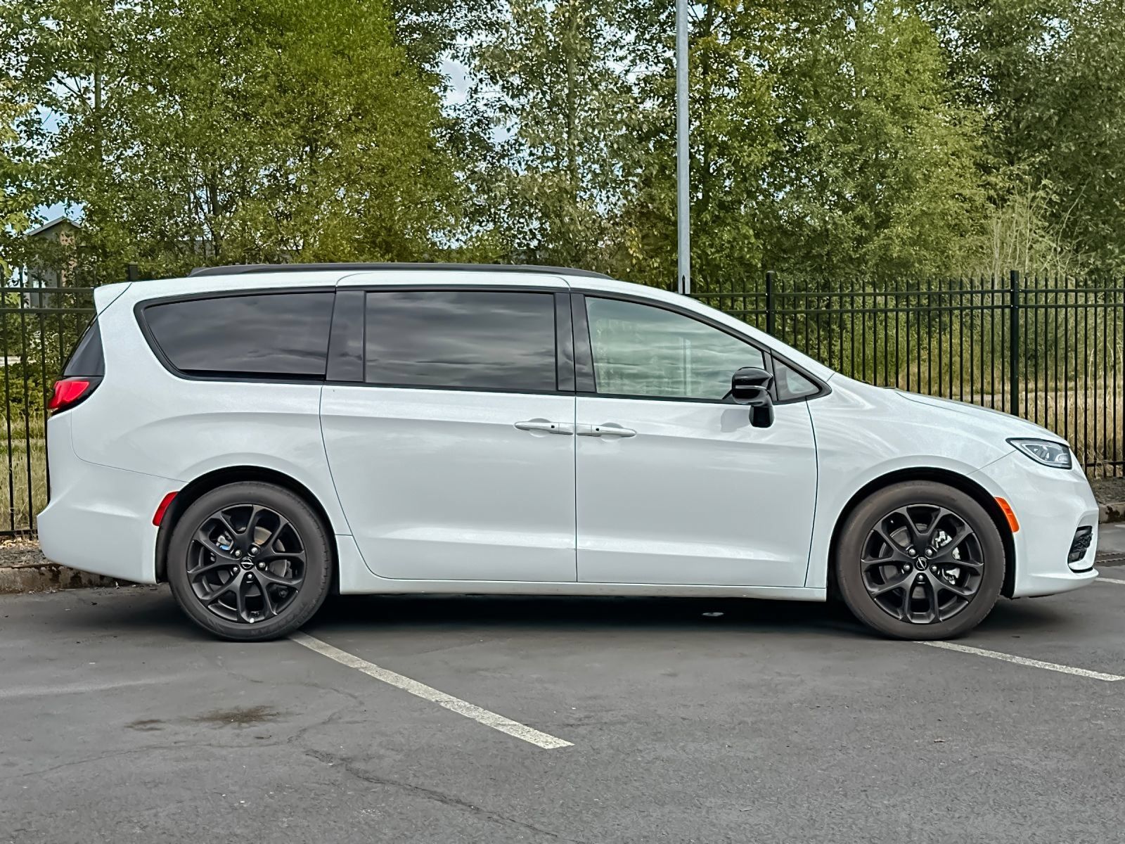 Used 2025 Chrysler Pacifica Limited FWD image 2