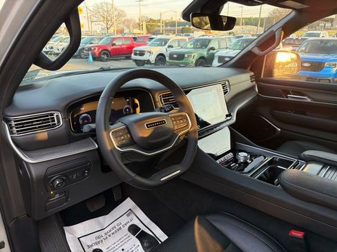 Used 2024 Jeep Wagoneer Series II image 7