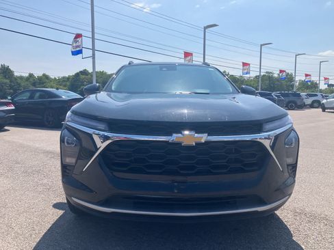 Used 2025 Chevrolet Trax LT w/ LT Convenience Package FWD image 2