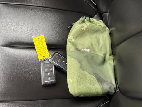 Used 2024 Jeep Grand Cherokee Limited w/ Black Appearance Package image 21