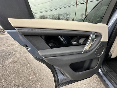 Used 2020 Land Rover Discovery Sport SE image 5