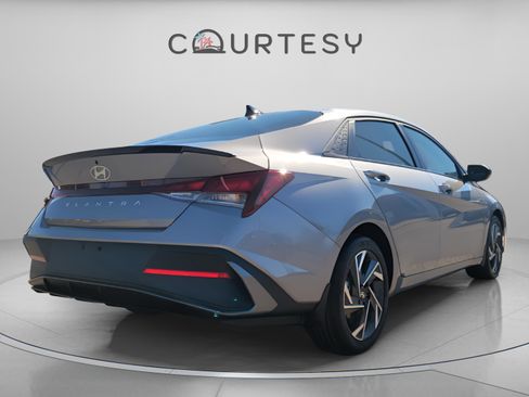 Used 2025 Hyundai Elantra Sport image 4