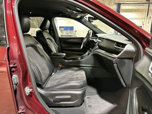 Used 2023 Jeep Grand Cherokee L Laredo image 25