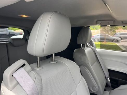 Used 2025 Toyota Sienna XLE FWD image 32