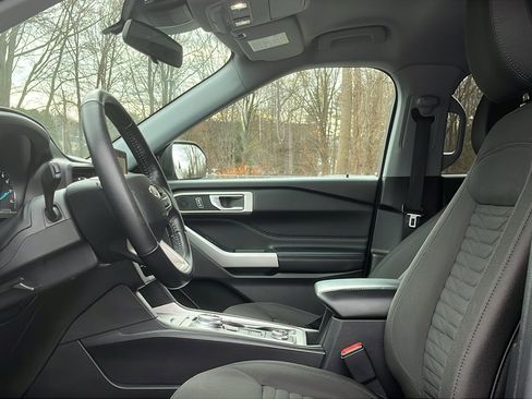 Used 2021 Ford Explorer XLT image 12