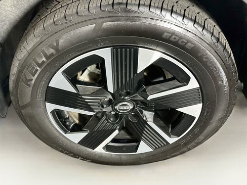Used 2025 Nissan Kicks SV AWD/4WD image 11