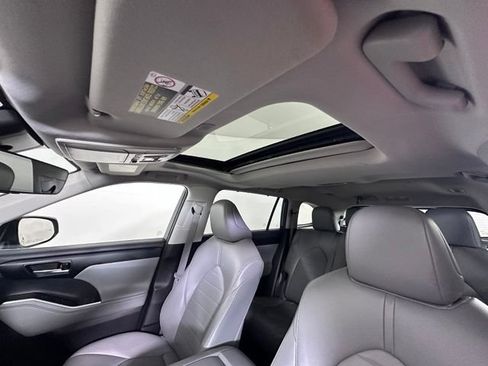 Used 2023 Toyota Highlander XLE AWD/4WD image 25