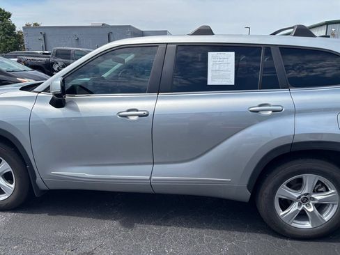 Used 2023 Toyota Highlander L FWD image 11