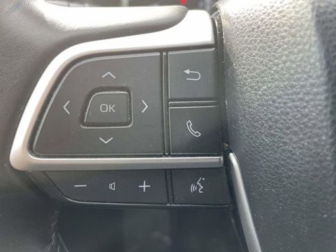 Used 2023 Toyota Highlander LE image 32