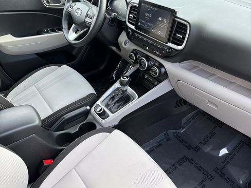 Used 2025 Hyundai Venue SEL image 15