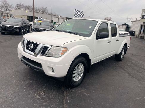 Used 2018 Nissan Frontier SV image 2