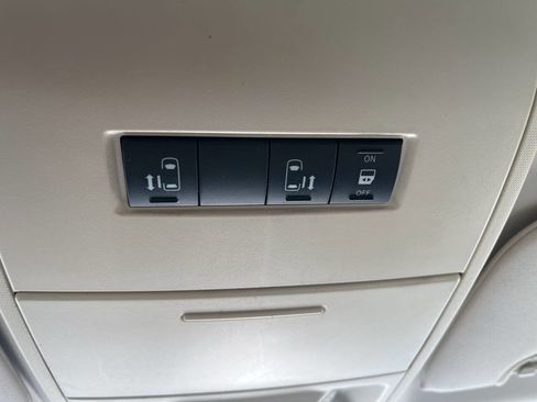 Used 2010 Dodge Grand Caravan SXT image 21