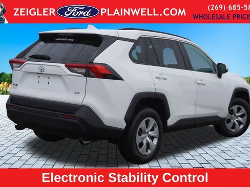 Used 2021 Toyota RAV4 LE image 5