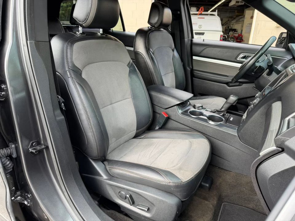 Used 2017 Ford Explorer XLT w/ Equipment Group 202A AWD/4WD image 23