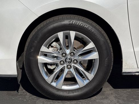 Used 2025 Toyota Sienna Limited image 43