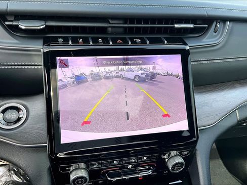 Used 2022 Jeep Grand Cherokee Overland AWD/4WD image 27