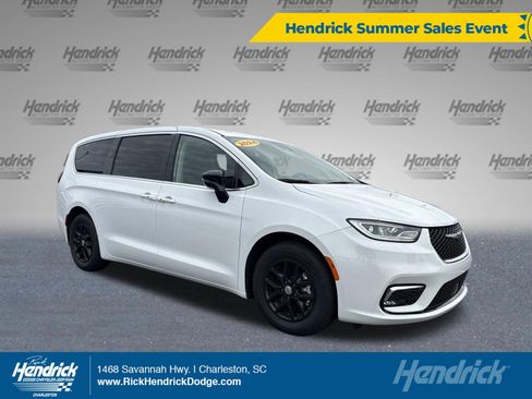 Used 2024 Chrysler Pacifica Touring-L FWD image 1