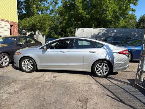 Used 2016 Ford Fusion SE FWD image 2