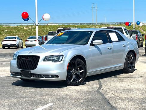 Used 2022 Chrysler 300 S RWD image 2