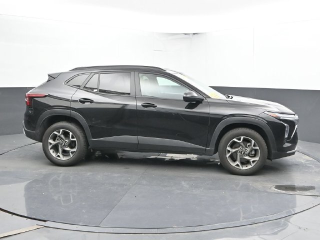 Used 2025 Chevrolet Trax LT FWD image 4