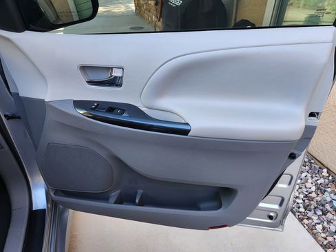 Used 2014 Toyota Sienna SE image 27