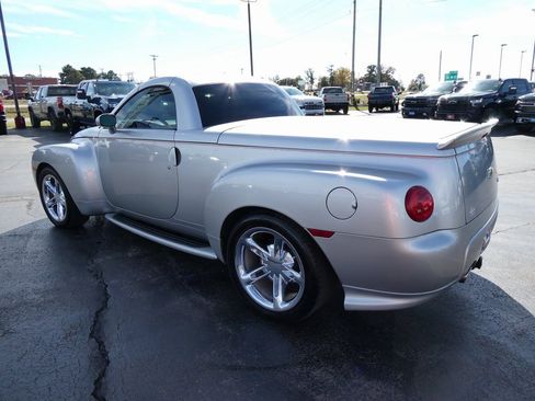 Used 2005 Chevrolet SSR Base 2D Standard Cab w/ Preferred Equipment Group image 7
