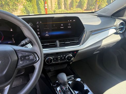 Used 2025 Chevrolet Trax LT FWD image 17