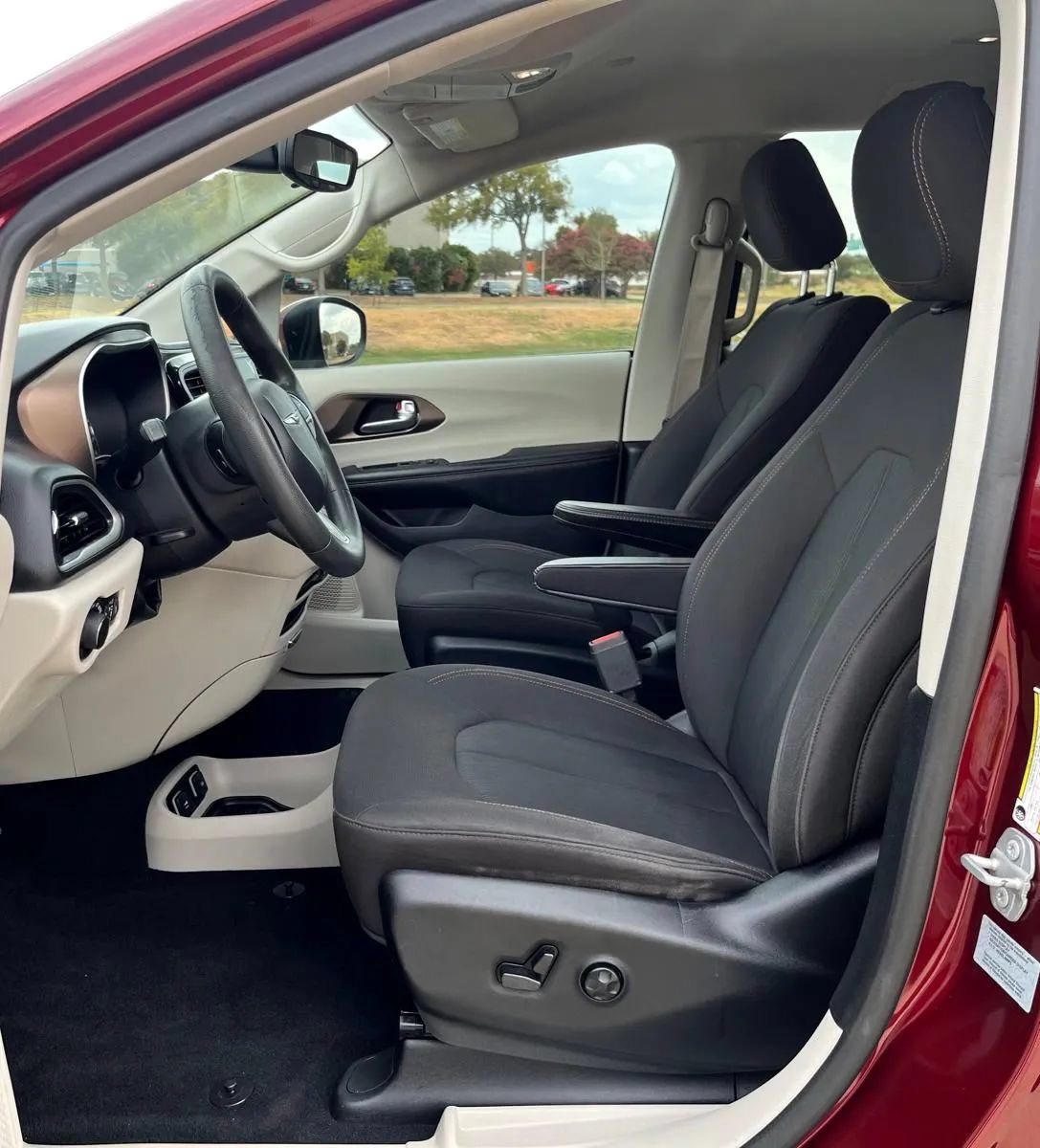 Used 2017 Chrysler Pacifica Touring FWD image 23