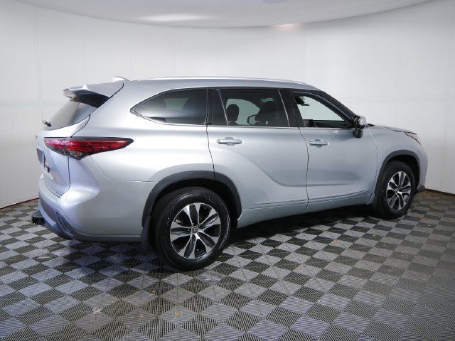 Used 2022 Toyota Highlander XLE AWD/4WD image 6