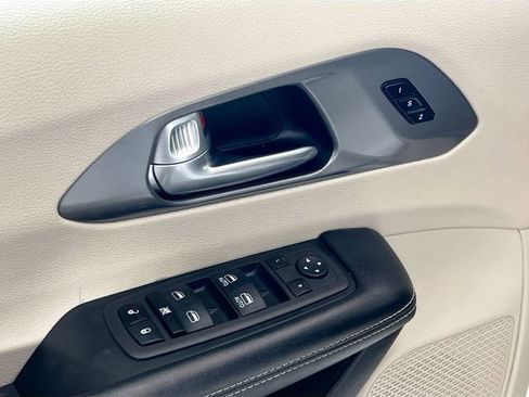 Used 2024 Chrysler Pacifica Touring-L image 15