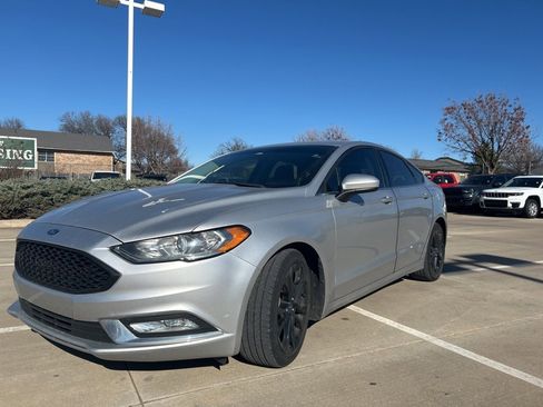 Used 2017 Ford Fusion SE w/ Equipment Group 201A image 3