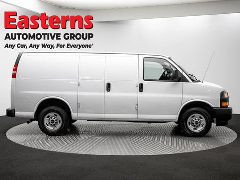 Used 2022 GMC Savana 2500 RWD image 4