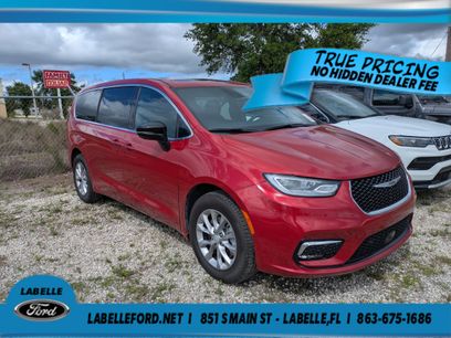 Used 2025 Chrysler Pacifica Select