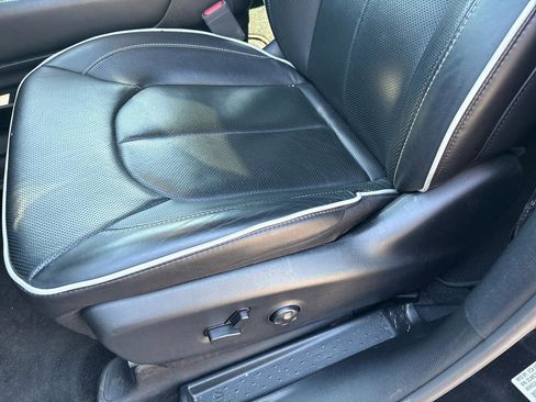 Used 2025 Chrysler Pacifica Limited FWD image 8