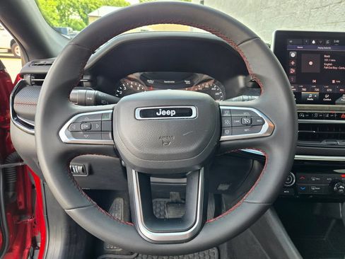 Used 2025 Jeep Compass Trailhawk AWD/4WD image 17