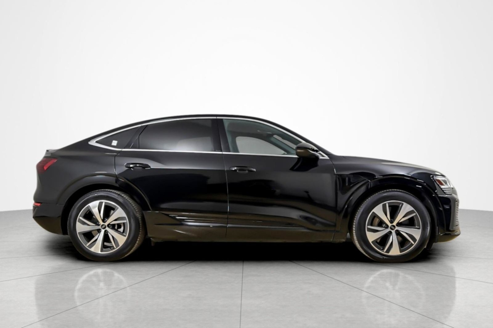 Used 2024 Audi Q8 e-tron Premium AWD/4WD image 6
