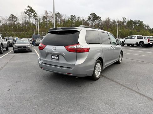 Used 2017 Toyota Sienna XLE image 8