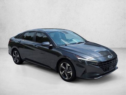 Used 2023 Hyundai Elantra SEL w/ Convenience Package FWD image 3