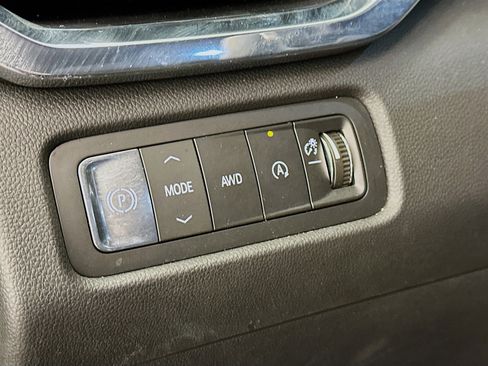 Used 2025 GMC Acadia Elevation image 17