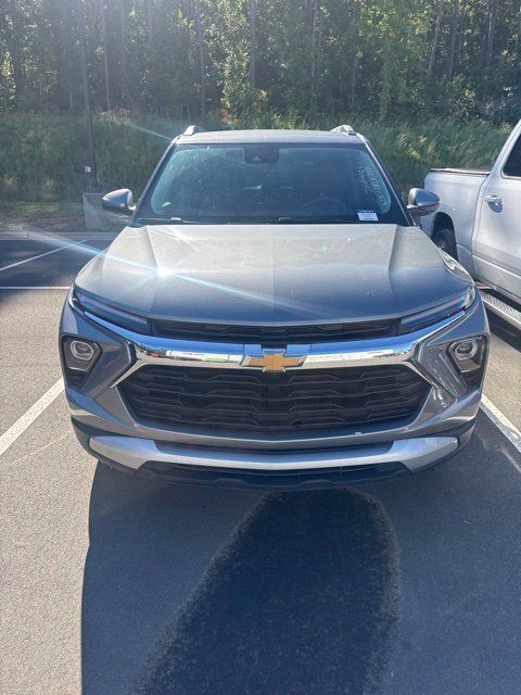 Used 2025 Chevrolet TrailBlazer LT FWD image 2