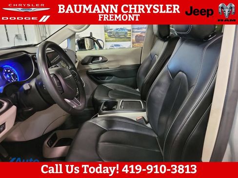 Used 2024 Chrysler Pacifica Touring-L FWD image 19