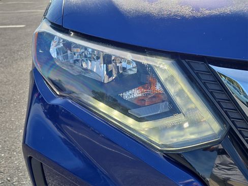 Used 2018 Nissan Rogue SV w/ Premium Package image 7