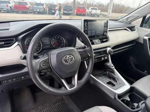 Used 2020 Toyota RAV4 XLE Premium image 12