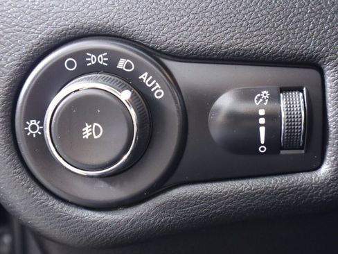 Used 2019 Jeep Cherokee Latitude w/ Cold Weather Group AWD/4WD image 10