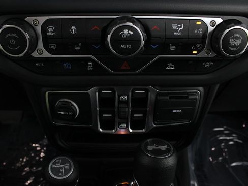 Used 2025 Jeep Wrangler Unlimited Sahara AWD/4WD image 6