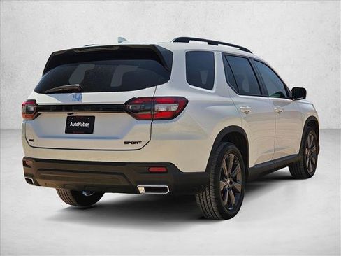 Used 2025 Honda Pilot Sport image 5