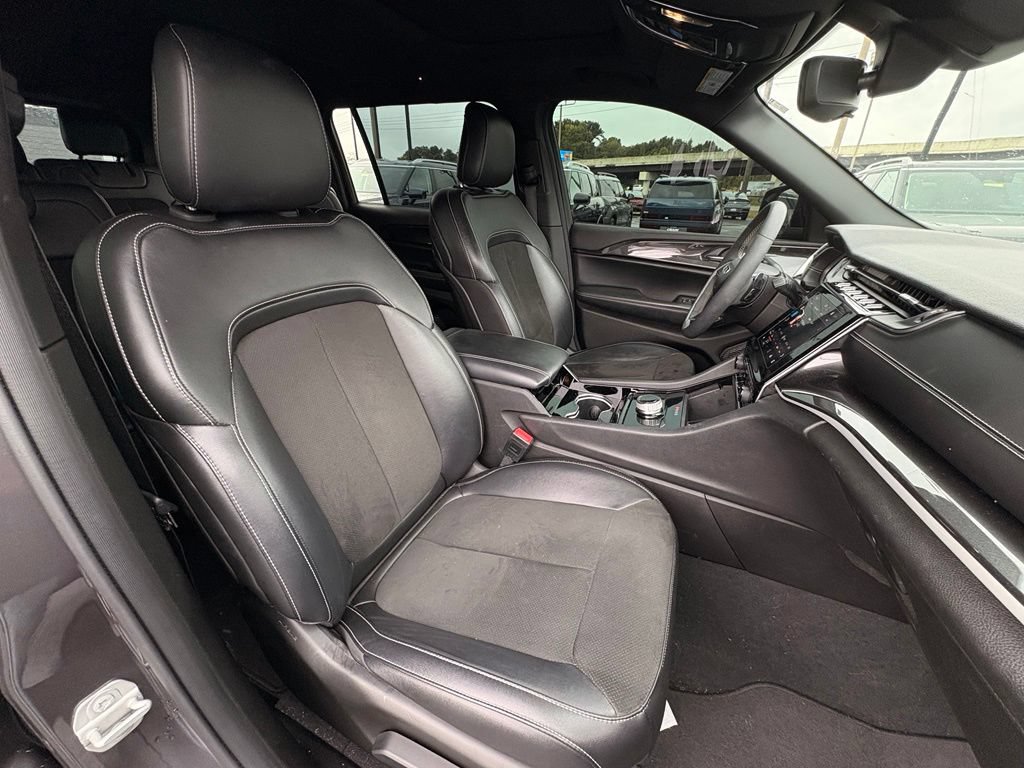 Used 2023 Jeep Grand Cherokee L Laredo AWD/4WD image 31