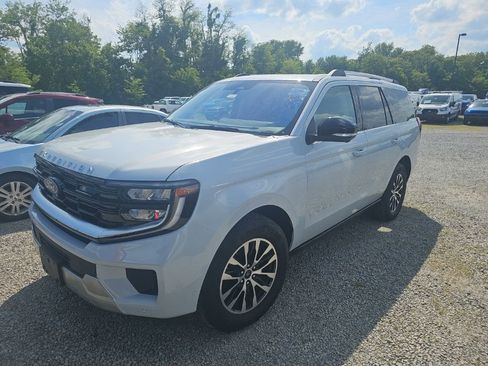 Used 2025 Ford Expedition Platinum AWD/4WD image 3